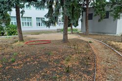 Edukačný dvor v základnej škole - dekoratívna grafika